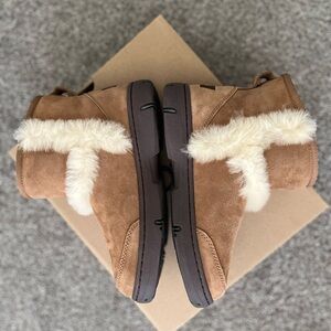 UGG Sunburst Mini. Size 7 Women’s( comes with replacement box.)